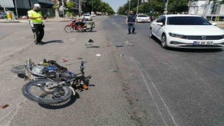 İki otomobil bir motosiklet çarpıştı: 1i ağır 3 yaralı