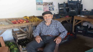 İlerlemiş yaşına rağmen manavlık yaparak gençlere örnek oluyor