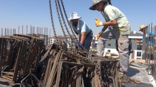 İnşaat işçilerinin sıcak havayla mücadelesi, mebranın sıcaklığı 60 dereceyi buluyor