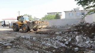 İpekyolunda metruk yapıların yıkımı devam ediyor