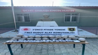 İrandan Türkiyeye geçmeye çalışan ve üzerlerinde 32,6 kilogram toz esrar taşıdığı belirlenen 5 kişi yakalandı