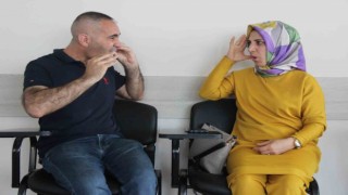 İşitme engelli ikizinin sesi oldu