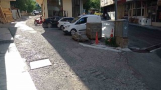 İspirde yollar köstebek yuvasına döndü