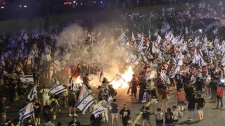 İsrailde bir sürücü aracıyla protestocuların arasına daldı: 1 yaralı