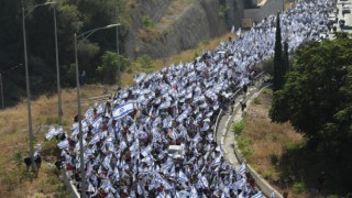 İsrailde yargı reformuna karşı yürüyüş: On binlerce kişi Kudüse yürüdü