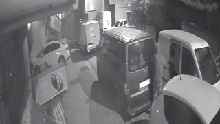 İstanbulda film gibi hırsızlık kamerada: Araca yol verip hırsızlığa devam ettiler
