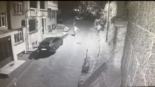 İstanbulda silahlı işletmeci dehşeti kamerada: Kadın müşterileri silahla kovalayıp ateş açtılar