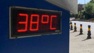 İstanbullular sıcak havada Boğazın sularında serinledi