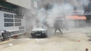 İtfaiyenin kısa sürede müdahalesi otomobili küle dönmekten kurtardı
