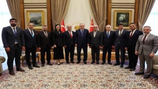 İYİ Partiden istifa ederek AK Partiye geçen İncirliova Belediye Başkanı Kayaya rozetini Cumhurbaşkanı Erdoğan taktı