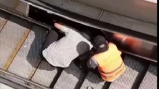 İZBANda yürüyen merdiven boşluğuna düşen yaşlı adam yaralandı