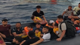 İzmirde 54 düzensiz göçmen ve 1 göçmen kaçakçısı yakalandı
