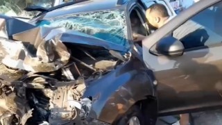 Minübüs ve otomobil kafa kafaya çarpıştı : 4 Ölü 21 yaralı