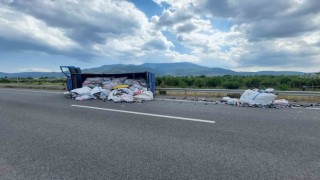İzmirde hurda yüklü kamyonet devrildi: 2 yaralı