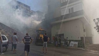 İzmirde inşaat malzemeleri deposunda yangın