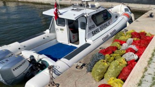 İzmirde kaçak avlananlar Sahil Güvenlike yakalandı