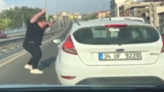 İzmirde trafikte korku dolu anlar: Yol kesip kadın sürücünün aynasını kırdı