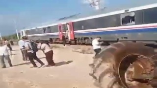 İzmirde traktör ile tren çarpıştı: 1i ağır 4 yaralı