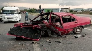 İzmirdeki kazada otomobil kağıt gibi yırtıldı: 2 yaralı