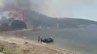 İzmirdeki orman yangınında vatandaşlar denizden tahliye ediliyor