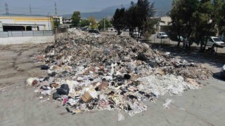 İzmirin göbeğinde esnafı bezdiren çöp dağları: Mikrop kapıp hasta olacağız