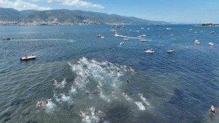 İzmit Körfezinin iki yakası bir araya geldi: 2 bin 650 metre kulaç attılar