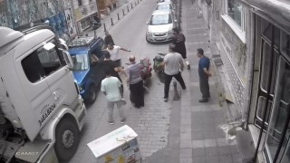 Kadıköyde yol kavgasında yumruklar havada uçuştu