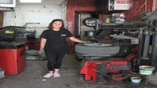 “Kadın isterse her işi yapar” diyerek kocasına yardım ediyor