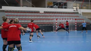 Kadınlar Hentbol Süper Ligi şampiyonu Kastamonu Belediyespor, yeni sezon hazırlıklarını sürdürüyor