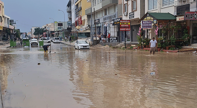 Kadirli'de Şiddetli Fırtına ve Sağanak Yaşamı Olumsuz Etkiledi