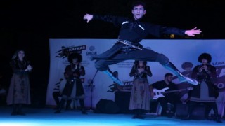Kafkas dansıyla kendilerine hayran bıraktılar