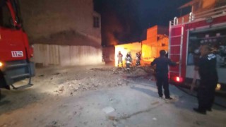 Kağıt toplanan depoda çıkan yangın iş yerlerine sıçramadan söndürüldü