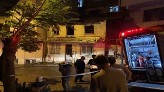 Kağıthanede 2 katlı metruk bina alev alev yandı