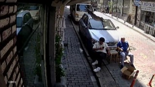 Kağıthanede şoke eden olay kamerada: İkinci kattan üzerine kedi düştü
