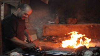 Kalaycı kardeşler, 80 derece sıcaklıkta dede mirası mesleklerine sahip çıkıyor