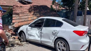 Kamyonla çarpışan otomobil bahçeye girdi