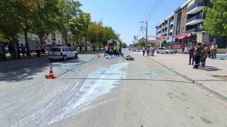 Kamyonun çarptığı motosiklet sürücüsü genç hayatını kaybetti