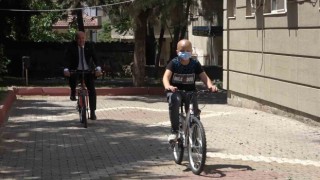 Kanser tedavisi gören çocuğa bisiklet sürprizi: Mutluluğu gözlerine yansıdı