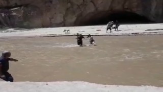 Kanyonda suyun yükselmesiyle mahsur kalanları itfaiye kurtardı