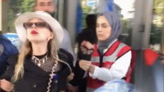 Karakolu birbirine katan kadın kameraya yansıdı