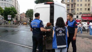 Karaköyde çöpten yemek yeme numarasıyla dilencilik yapan kadınlar yakalandı