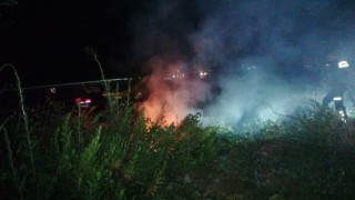Karayolu yakınında çıkan çalılık yangını büyümeden söndürüldü