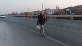 Karayolunun ortasında çıplak ayakla yürüyünce jandarmayı harekete geçirdi