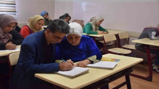 Karı-koca Şahinbey tesislerinde beraber okuma yazma öğreniyor