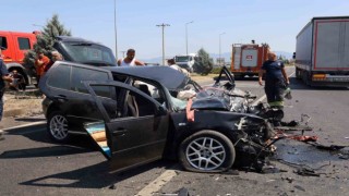 Karşı şeride geçen araç faciaya sebep oluyordu: 1i ağır 3 yaralı