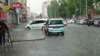 Kars'ta Sağanak Yağmur Caddeleri Göle Çevirdi