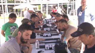 Kartalda tavla turnuvası renkli görüntülere sahne oldu