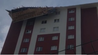 Kastamonuda şiddetli rüzgar çatıları uçurdu