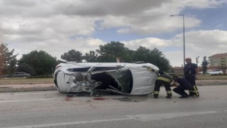 Kavşakta çarpışan otomobillerden biri takla attı: 1i ağır 3 yaralı