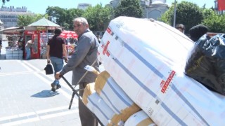 Kavurucu sıcaklar altında 200 kiloluk yük taşıyan hamalların zorlu mesaisi